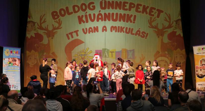 Jótékonysági Mikulások viszik az ajándékokat