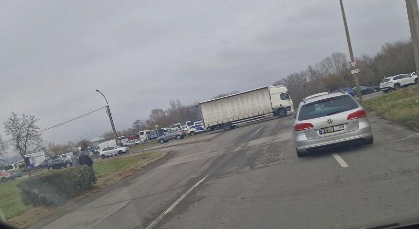 Óriási baleset történt Pécsen a forgalmas kereszteződésben