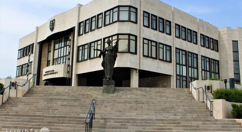 Fejszével próbált bejutni egy férfi a szlovák parlament épületébe