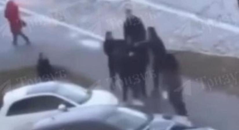 „Gyerünk, ukrán fattyú!” – véresre verték az ukrán diákot a lengyel iskola előtt, miután a tanár „ukrán söpredéknek” nevezte őt (VIDEÓ)