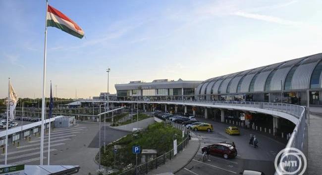 A Főtaxi továbbra is a Liszt Ferenc Nemzetközi Repülőtér hosszú távú partnere, míg az Uber appal támogatott szolgáltatással jelenik meg a reptéren
