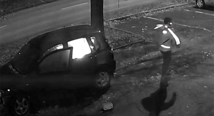 Videón, ahogy lazán felgyújtottak egy autót Esztergomban