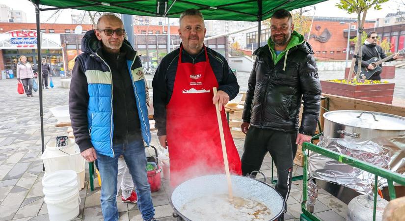 Jótékonysági főzés - Gyerekekért készült a bableves és a székelykáposzta Győrben - fotók