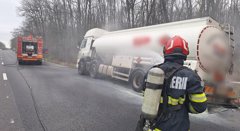 Kigyulladt egy gázolajat szállító tartálykocsi az autópályán