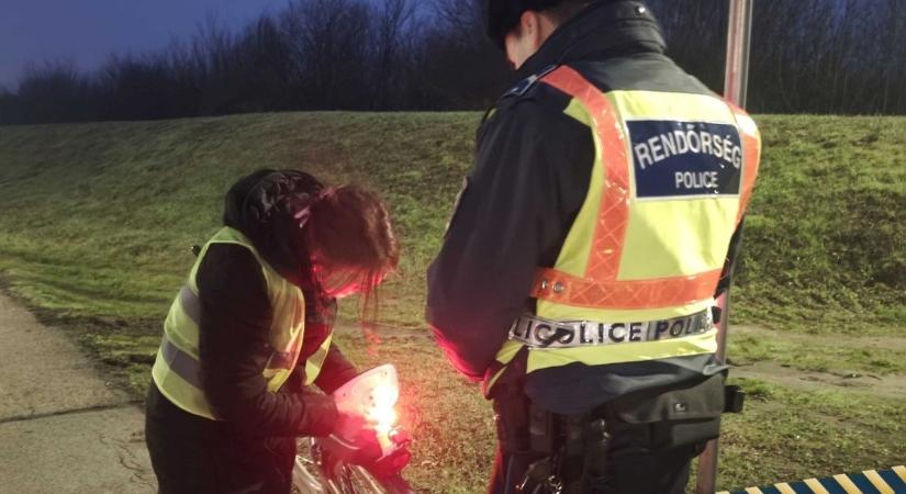 A rendőrök mellényt és lámpát adtak egy kerékpárosnak Vásárhely külterületén