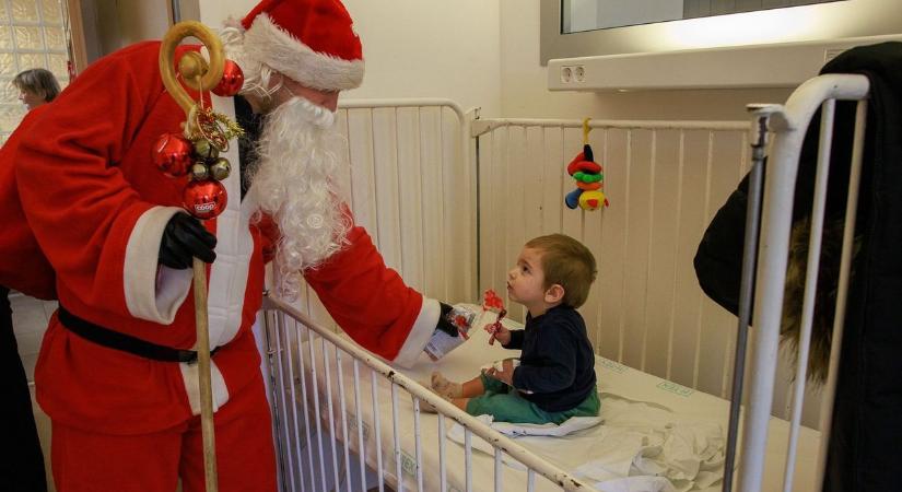 A Coop Mikulása is megérkezett az egri kórházban fekvő gyermekekhez