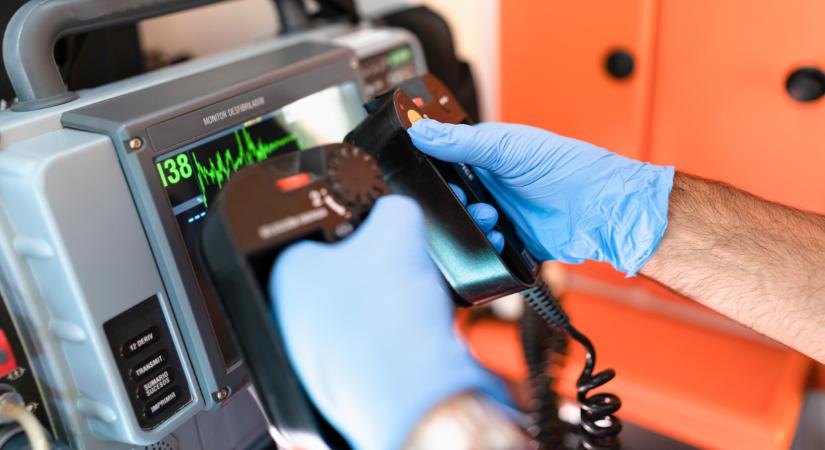 Nem adta oda a defibrillátort az életmentést végző utasoknak a BKV egyik munkatársa, vizsgálat indult