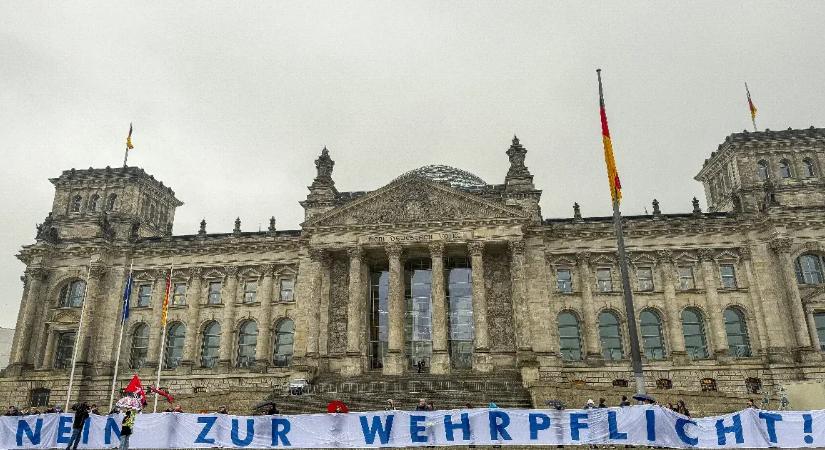 A német parlament az önkéntes katonai szolgálatot szélesíti, ami lépés lehet a kötelező sorkatonaság felé