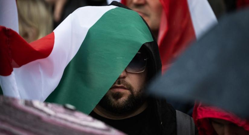 Magyarország válságban: a nemzeti büszkeségünk a padlón, a demokráciát veszélyben érezzük