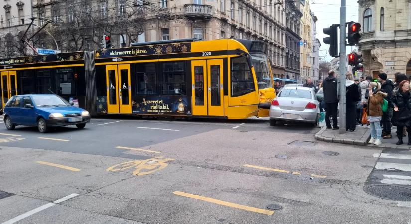 Autóval karambolozott a 4-6-os villamos a Baross utcánál