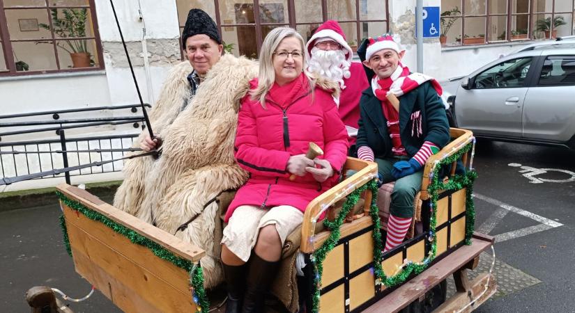 Lovas szánon, a Mikulással és krampuszával járta körbe az óvodákat a makói polgármester (videóval)