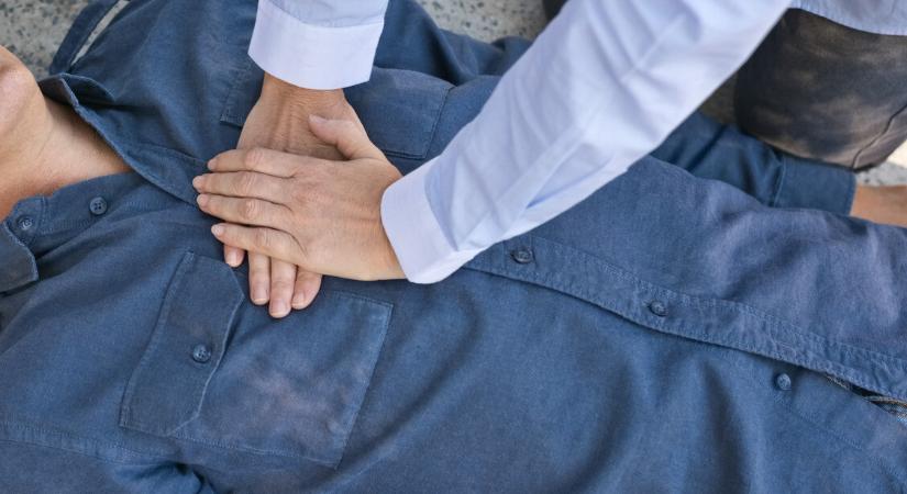 Rosszul lett egy utas, de a BKV dolgozója nem adta oda a defibrillátort az életmentéshez