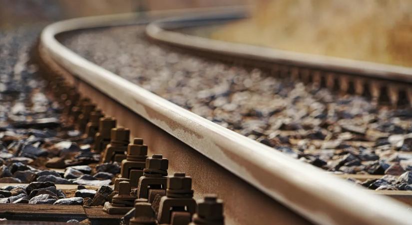 Zajlik a mentés: gázolt a vonat, felzúgtak a szirénák