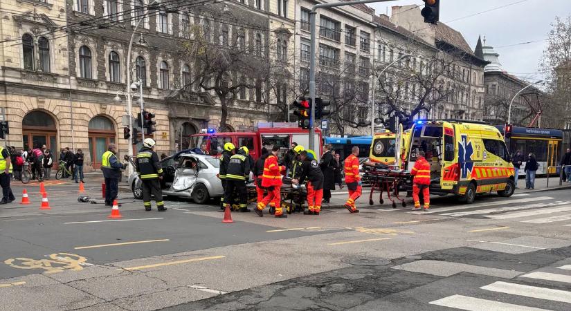 Fotón a baleset: óriási a káosz a Harminckettesek terénél