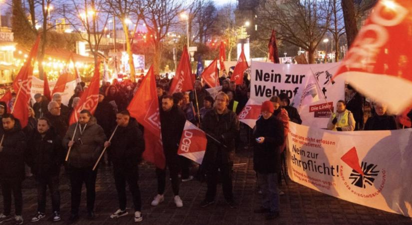 Célba értek a tüntetések: nem lesz kötelező sorkatonaság Németországban