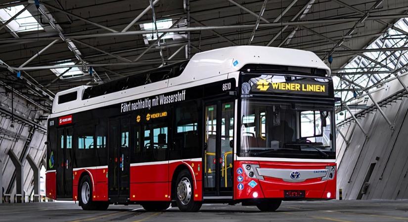 A tetőn cipeli az üzemanyagot ez az autóbusz