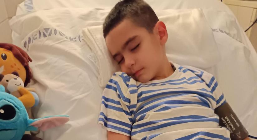 Harc az agydaganattal – élete legnagyobb csatáját vívja a nyolcéves zámolyi kisfiú
