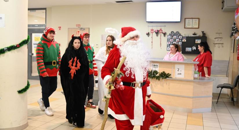 Felragyogtak a kis arcok, amikor meglátták a Mikulást a kórházban – galériával