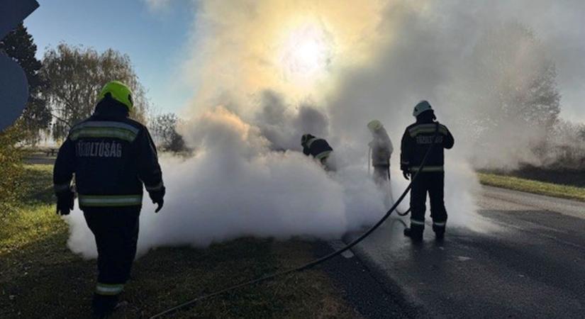 Látványos fotó az égő autó oltásáról