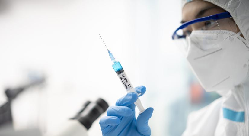 Segít a Sanofi a BioNTech-nek, felpöröghet a vakcinagyártás