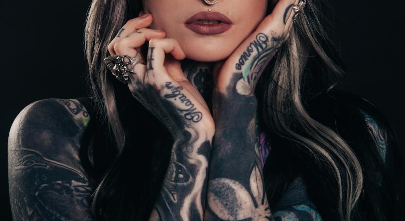 Extrém tetoválásával a vakságot kockáztatta a szexi tetovált lány - Fotók