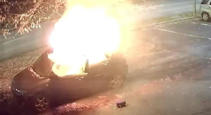 Videó: összeveszett a tulajjal, ezért felgyújtotta az autóját