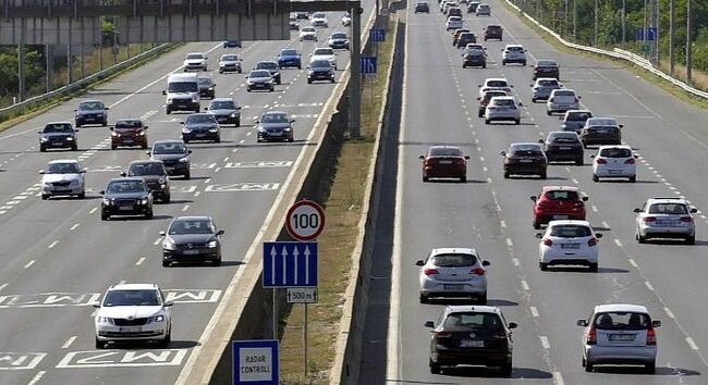 Ennyibe kerülnek a 2026-os autópálya-matricák: éves, havi és 10 napos díjak egy helyen