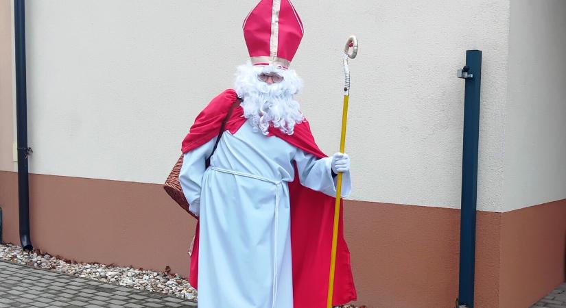 A nánai bölcsődések először találkoztak a Mikulással