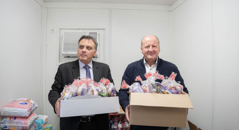 Beengedték a gyermekkórházba a KDNP-s politikusokat