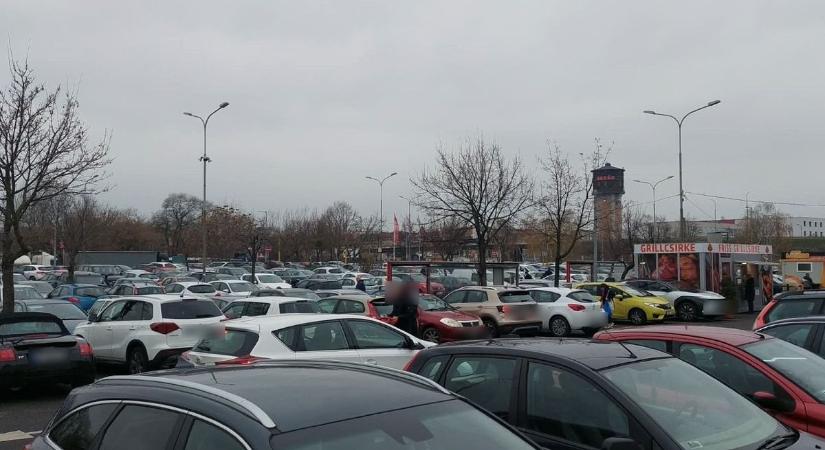 Mutatjuk azt a győri bevásárlóközpontot, ahol nincs szabad parkolóhely péntek délután - fotók