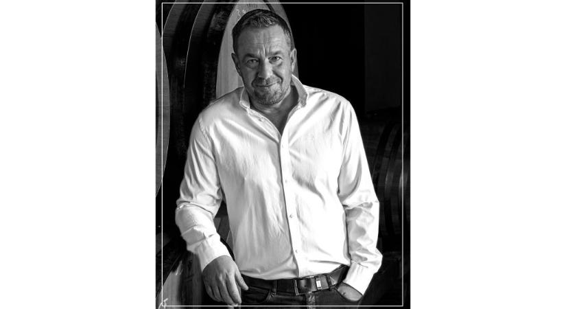 „A szakmaiság mellett nekünk emberként fog igazán hiányozni” – így emlékeznek Kiss Gábor borászra Villányban