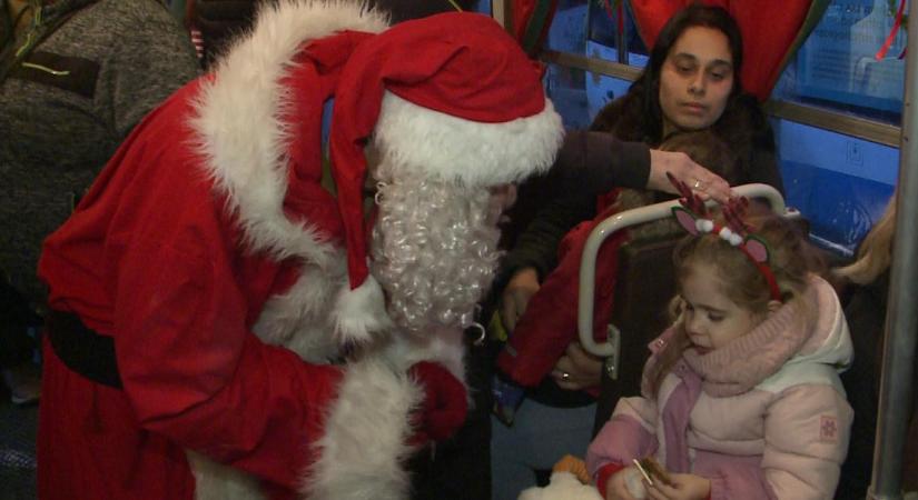 Hintón érkezett a belvárosba a Mikulás, a Vénkertben karácsonyváró délutánnal készültek a gyerekeknek – videóval