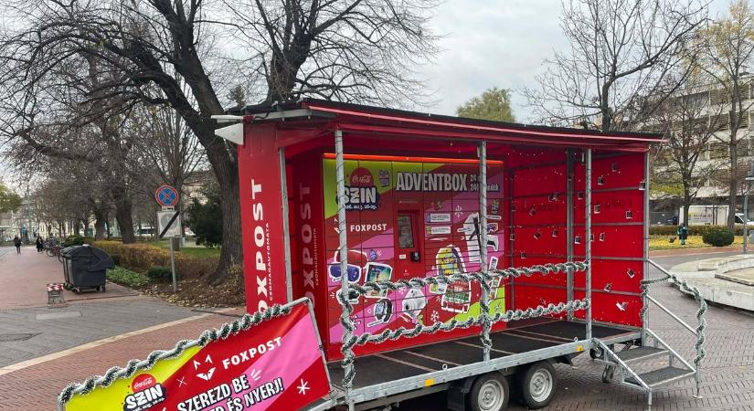 Ajándékokkal teli mobil csomagautomatát telepítettek Szegeden