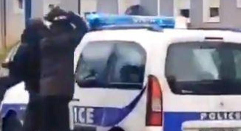 Kövekkel támadtak rendőrökre a nyílt utcán Párizs migránsnegyedében - videó