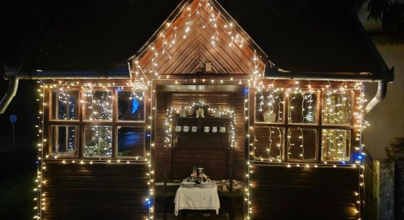 Meghitt ünnepi köntöst kapott a kisbajomi buszmegálló