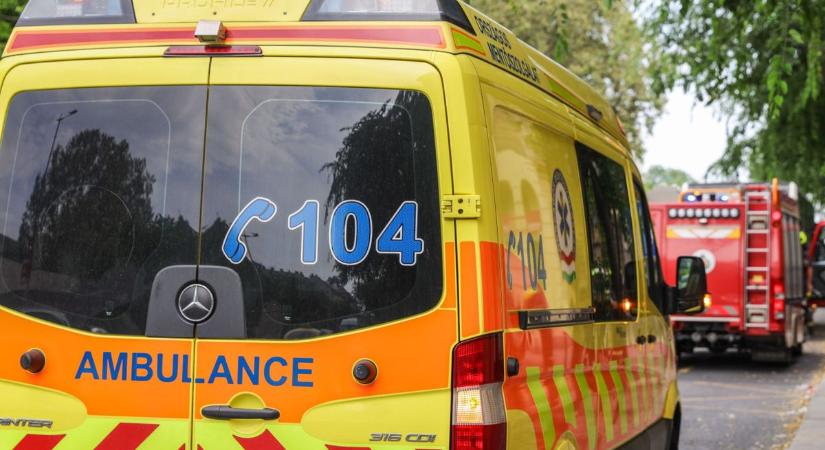 Két autó ütközött Egerben, a mentők is a helyszínre siettek