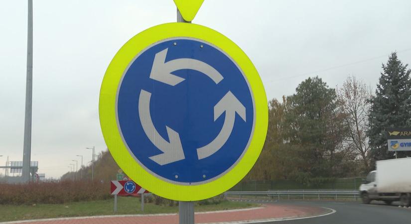 Veszélyes körforgalom a 83-ason?