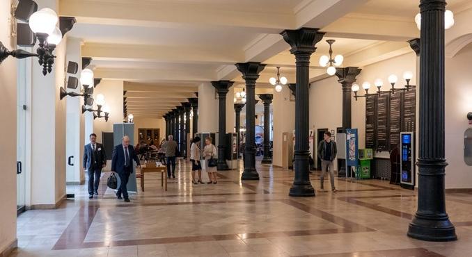 Külsős oktatók a belsősök helyett – több mint 500 hallgatót érint a Corvinus nyelvi képzéseinek leépítése