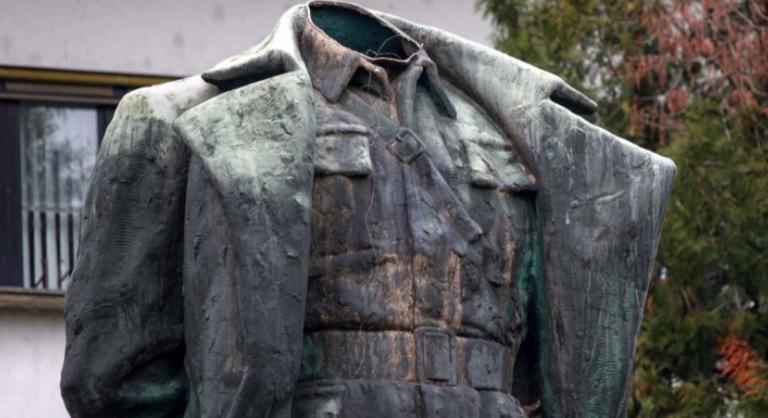 Lefejezték Josip Tito korábbi jugoszláv vezető bronzszobrát