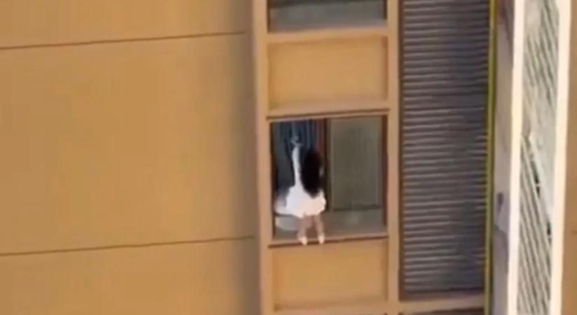 A legkínosabb lebukás: videóra vették az erkélyen csüngő szeretőt