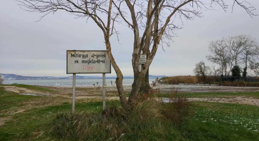 Elkerítették a korábban szabadstrandként használt fonyódi telket, amire 99 lakásos lakóparkot építene a Cordia