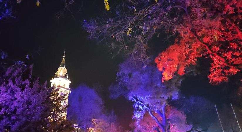 Fényfestés színesíti a második adventi gyertyagyújtás helyszínét, a Kossuth teret