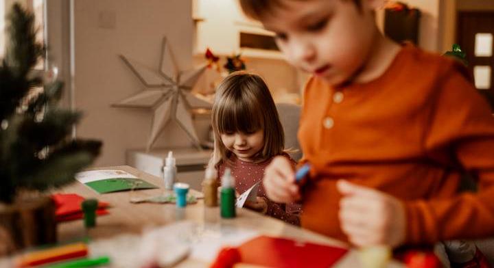 Ettől elolvad a szíved: gyerekrajzokból készítették el a karácsonyi fényjátékot