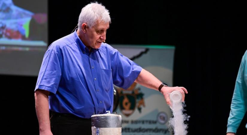 Rendhagyó fizikaórát tartottak több mint ezer diáknak a Kölcsey Központban