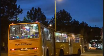 Győr ünnepi csodája: fényekkel tündöklő adventi busz járja a várost