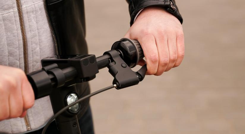 Szolnokon véget vetnek az egyik legidegesítőbb dolognak, ami a bérelhető rollerekkel együtt országszerte megjelent