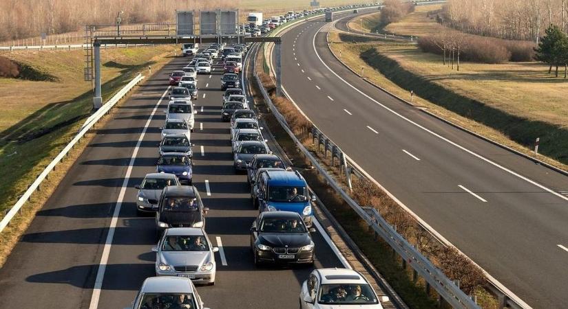 Hatalmas a dugó az M1-esen -- a torlódás más útszakaszokat is érint
