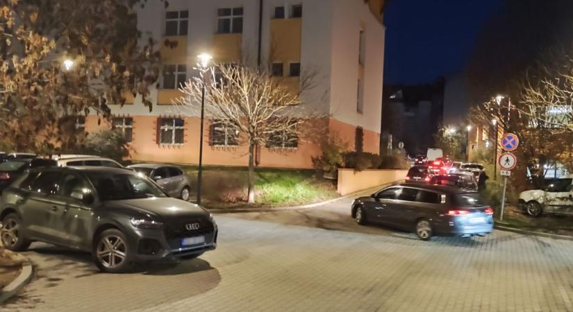 Ebben a kaposvári parkolóban szinte minden este éhezők viadala megy a helyekért