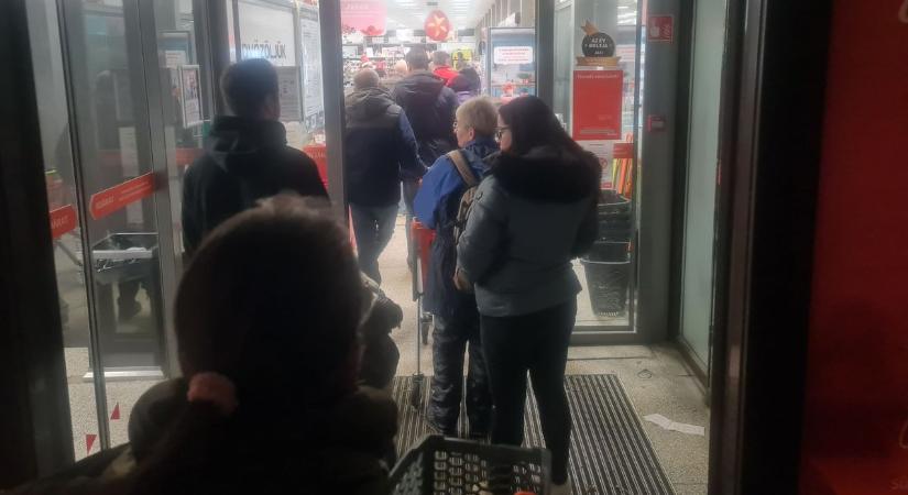 A giga akció miatt tömött sorokban állnak a vásárlók a szekszárdi bolt előtt