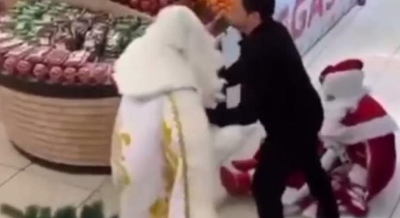 Összeverekedett két Mikulás a boltban, úgy kellett szétszedni őket